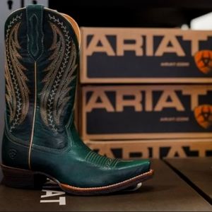 BNWT ARIAT Green Boots